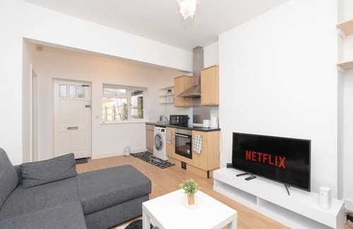 Portswood Apartment | Elena Apartment 2 bedroom apartment with free parking