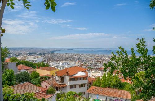 Old Town Apartment | Eliosky Apartment in Ano Poli, Thessaloniki #FeelsLikeHome