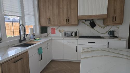 Burlington Villa | Elite 5 BR, Lake, Gym, Sauna, Thtr, OutD FP & Ktcn