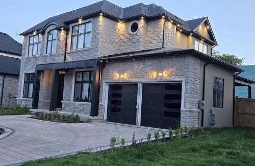 Burlington Villa | Elite 5 BR, Lake, Gym, Sauna, Thtr, OutD FP & Ktcn