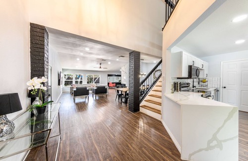 Wetmore House | Elite Retreat w/pool table & shuffleboard @ La Cantera, Six Flags, RIM, UTSA