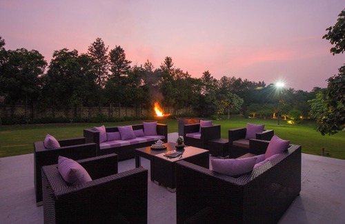 Gurugram Villa | ELIVAAS 5-BHK with Luxe Mudhouses, Tents, Pond & Pvt Pool | Kaimalgarh Farmstay