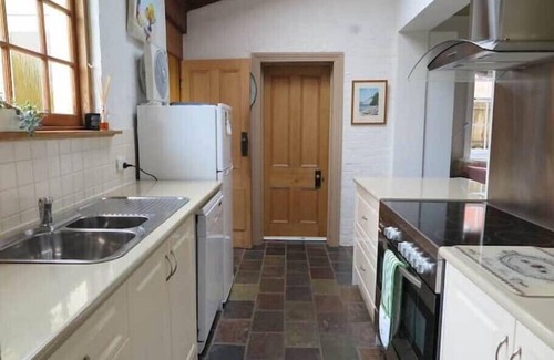 North Hobart House | Eliza Historic Cottage close to CBD with car park