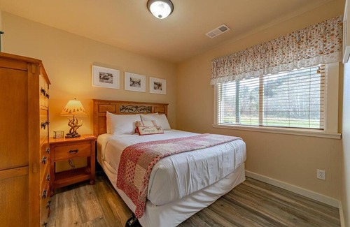 Orick House | Elk Meadow Cabins 9A Prairie Creek Suite