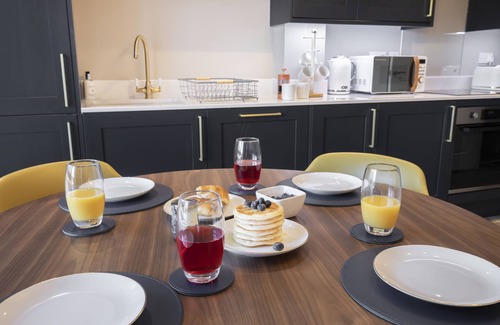 Gloucester Apartment | Elliot Oliver - Luxurious 2 Bedroom Apartment With Parking