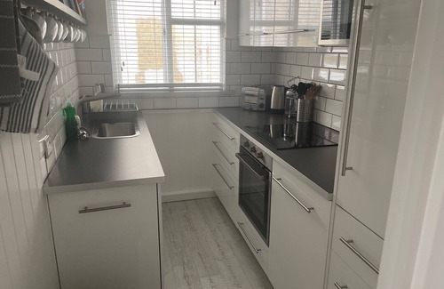 Seaview Cottage | Elm Cottage retreat perched in the heart of Seaview with stunning coastal views!