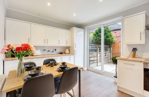 Didsbury House | Elm-G House - Brand New 3 bed home with driveway parking.