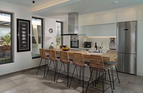 Adelianos Kampos Villa | Embrace the Cretan horizon! Enjoy your holidays in a deluxe accommodation