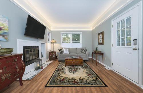 South Haven House | Emerald Cottage- pool- close to beaches