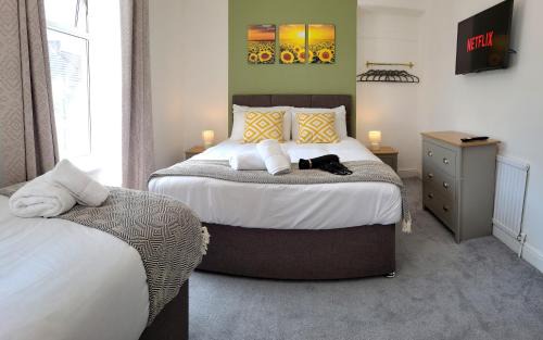 Neath Apartment | Emerald House - TV in every bedroom!