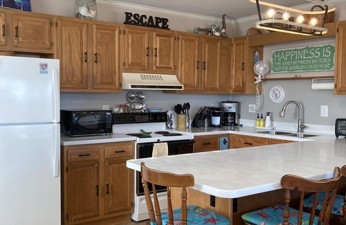 Emerald Isle Cottage | EMERALD ISLE - 2nd Row, 4 BR, 2BA, SLEEPS 10, ONLY 3 WEEKS LEFT! HURRY BOOK NOW!