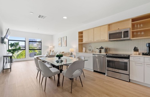 Hollywood Apartment | Emerald Ridge Hollywood Haven Pool, Jacuzzi, Gym Zen Garden View
