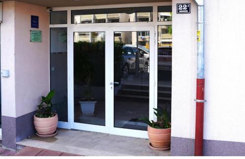 Split Apartment | Emily Garden apartment