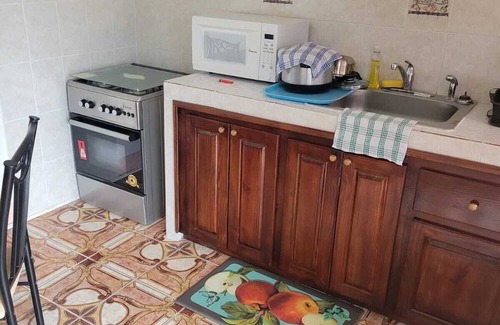 Tower Isle Villa | Enchanting 2-bedroom apartment with AC in Tower Isle