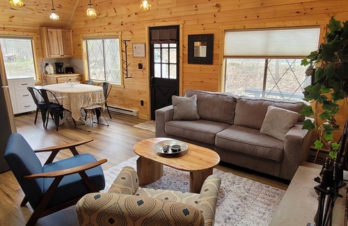 Pocono Lake Ski Chalet | Enchanting 3 bedrooms chalet w/amenities in Arrowhead Lake gated community!