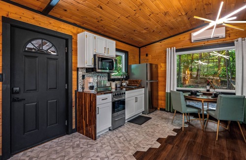 Sevierville Cabin | Enchanting Couples Escape! PrivateTheater + Hottub! Fire Pit! SEASONAL SPECIALS!