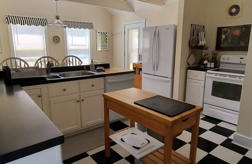 Elk Rapids House | Enchanting Elk Rapids Victorian, 2 Blocks from Beaches