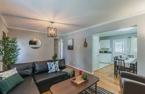 Potomac West House | Enchanting historic townhouse by CozySuites