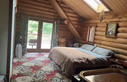 Crescent City Cabin | Enchanting lodge with WiFi in Crescent City