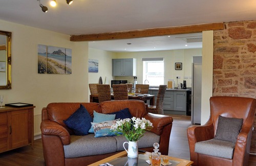 Mauchline Cottage | Enjoy a game of tennis or simply relax in the hot tub at The Brewers Cottage.