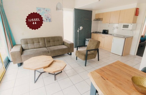 Nieuw Heeten House | Enjoy a relaxing stay in Bungalow IJssel for 4 people at De Sallandshoeve Holiday Park, surrounded by nature and the beauty of Sallandse Heuvelrug.