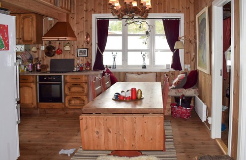 Lardal Municipality House | Enjoy an active vacation on Omholtfjell in this cozy cabin.