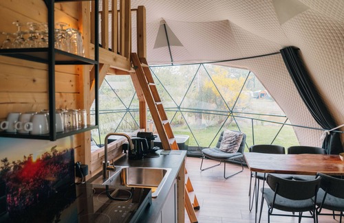 Nieuw Heeten House | Enjoy luxury glamping in the Waard Round Holly tent, with a pond view, a bathtub, and modern amenities for 4 people.