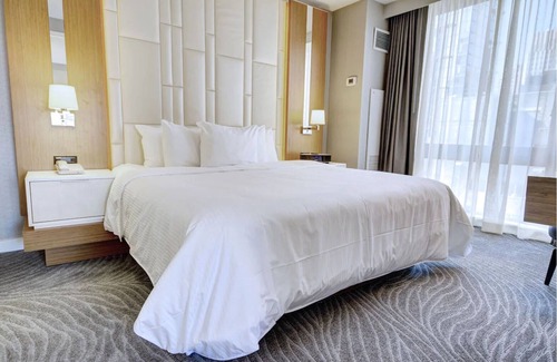 Midtown East Resort | Enjoy Manhattan's Big Apple Walk from Resort to Times Square! 1BR/1BA Pres Suite