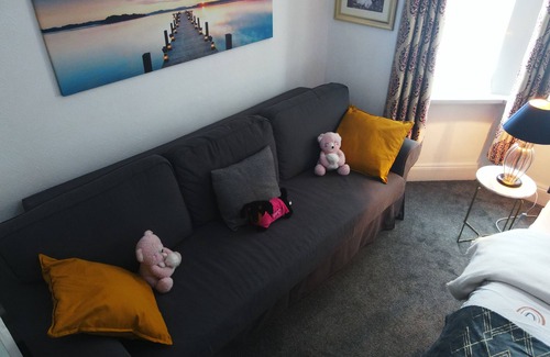 Newport Apartment | Enjoy Modern Living 🛋 Free Wifi 📶 in Kingston Newport 2 Bedroom Apartment 🏢