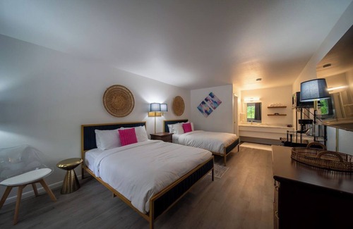 Eureka Springs Resort | Enjoy the charm of Queen Suite Number 2 at GloryDayz!