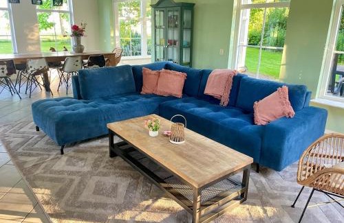 Oosterwolde House | Enjoy the space and countryside at Het Hofhuys