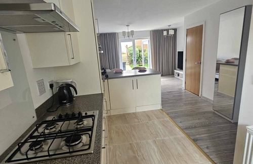 Plymouth House | Entire 2 Bedroom House Modern, Stylish & Luxury. Pet-Friendly!