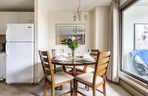 Beltline Condo | Entire Condo Downtown/UG Parking/walk to BMO & Stampede/1.5 hrs to Banff