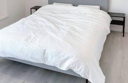 Burke Mountain House | Entire Guest Suite - 1 bedroom with Private Entrance and A/C 整体套房-一间卧室