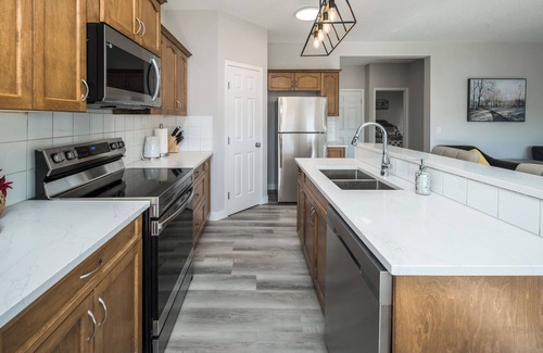 Calgary House | Entire home! Newly renovated! AC& BBQ ! Sleep 8