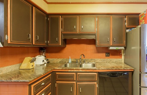 Valdosta House | Entire house, indoor pool, pool table, hot tub, gym , ping pong, grills