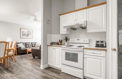 Calgary House | Entire large house, 7BR/4BA/9beds, 5 minutes to Airport, Ctrain & Shopping