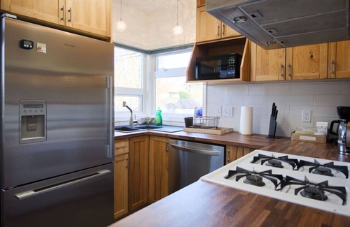 East Side House | Entire Main House Near Skytrain