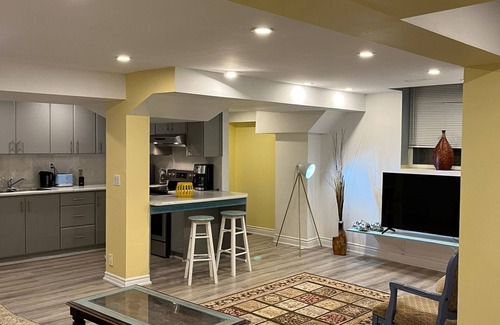 Central Erin Mills House | Entire Place - 3BR/3Beds/2WR