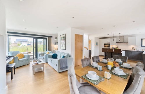 Holworth House | Equinox sleeps 6 guests in 3 bedrooms