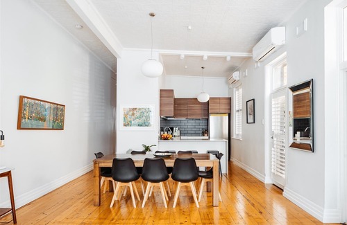 Richmond House | ERIN RESIDENCE ON RICHMOND HILL - WiFi, NETFLIX, PARKING