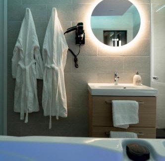 L'Isle-Adam Apartment | Escapade Relaxante - Spa - Jacuzzi - Sauna - Privés