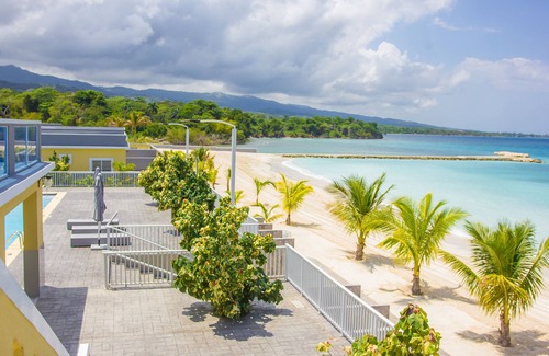 St. Ann's Bay Villa | ESCAPE EVERYTHING WITH THIS LUXURIOUS OCEAN VACATION VILLA