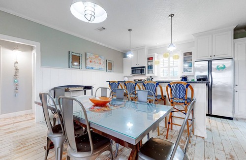 Crystal Beach House | Escape | Gulf Views | Basketball Hoop | Sleeps 16