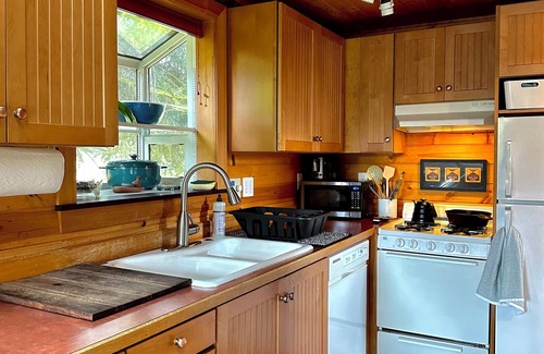 Odell Cabin | Escape to a serene retreat nestled on a 2 acre lavender farm in Hood River, OR