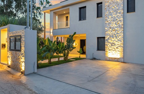 Hersonissos Centre Villa | Escape to Extraordinary: A 7 bedroom Haven of Luxury in Koutouloufari