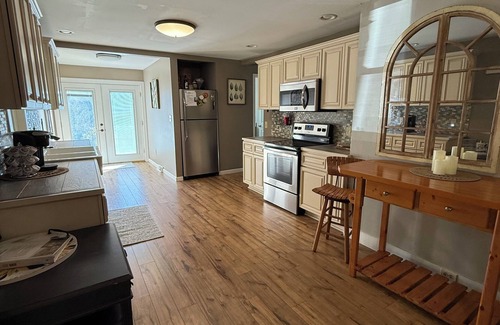 Altamont House | Escape to Linville Falls & Jonas Ridge: Spacious home, yard and adorable creek!