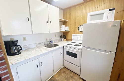 Manitoba Cabin | Escape to "Shore Beats Work" Come Fish Betula Lake