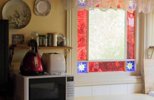 Mount Pleasant Cabin | Escape to tranquility in this charming Ballarat cottage, perfectly located in the heart of town