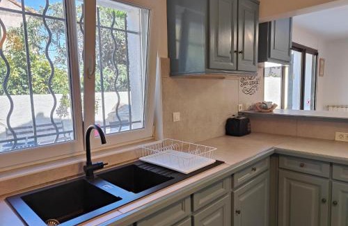 Saint-Mandrier-sur-Mer Apartment | Etoile de Mer - Appt 3 ch 2 sdb à 150m d'une plage de sable fin hyper équipé & Wifi